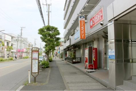 コインランドリーや有名な焼肉屋「からいや」、カフェが入る建物がある通り。ここを真っ直ぐ直進します。