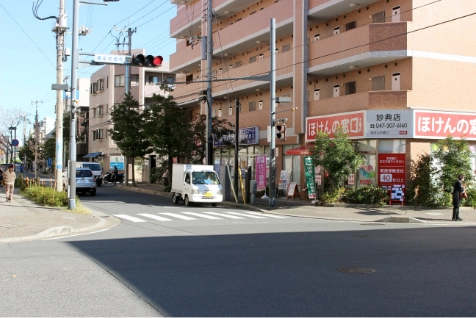 ほけんの窓口 妙典店がある交差点。こちら側へ横断歩道を渡ります。
