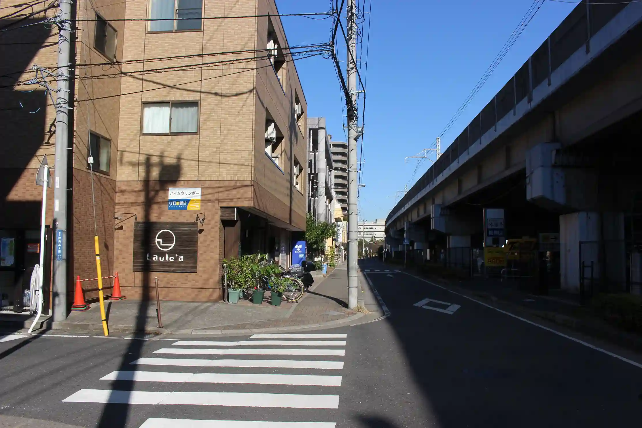 美容室Laulea（ラウレア）の木目の看板がある建物。この1階にパーソナルジム REVOIST 妙典三丁目店があります。