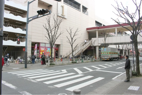 イオン市川妙典店1番館へ向かう横断歩道。ここを渡って右へ曲がります。
