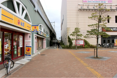 左手に松屋、右手にイオンがある高架線沿いの道。ここを直進します。