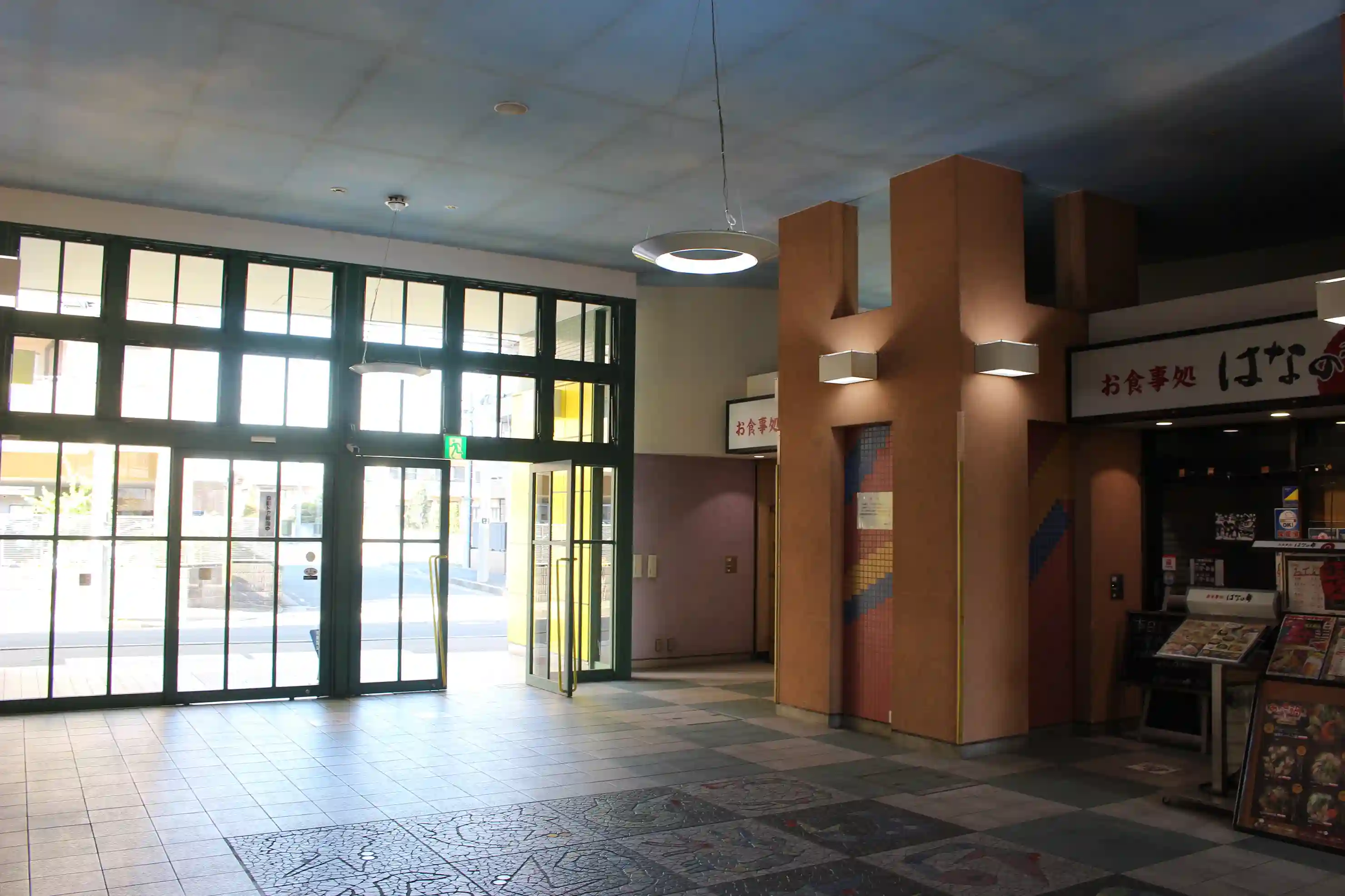 妙典駅高架下の突き当たりにある、はなの舞の左側の出口。ここから外へ出ます。