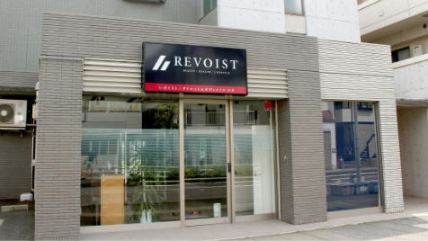 市川市塩焼エリアにある完全個室パーソナルジム REVOIST 妙典塩焼店の店舗外観。