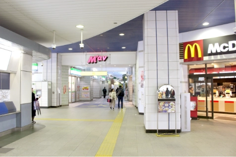 東京メトロ東西線「妙典駅」の改札を出た風景。M'avやマクドナルドがある高架線下を真っ直ぐ進みます。