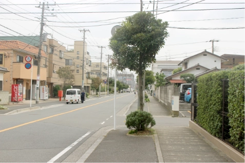 左に曲がってからの直進する道。進んでいくと右手にパーソナルジム REVOISTの看板が見えてきます。