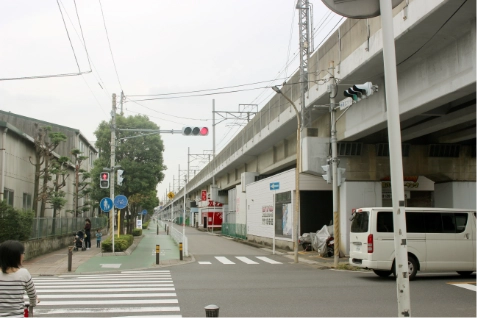 妙典駅の高架線沿いにある2つ目の信号。この交差点も真っ直ぐ直進します。