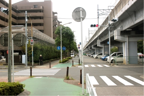 妙典駅の高架線沿いにある3つ目の信号。ここを渡って左に曲がり、末広方面へ進みます。