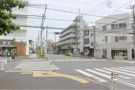 駅から2つ目のセブンイレブンがある交差点。右側の漢方薬局（漢方屋）側へ横断歩道を渡ります。