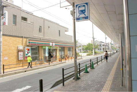 妙典駅を出てすぐにあるセブンイレブン。こちら側に向かって進みます。