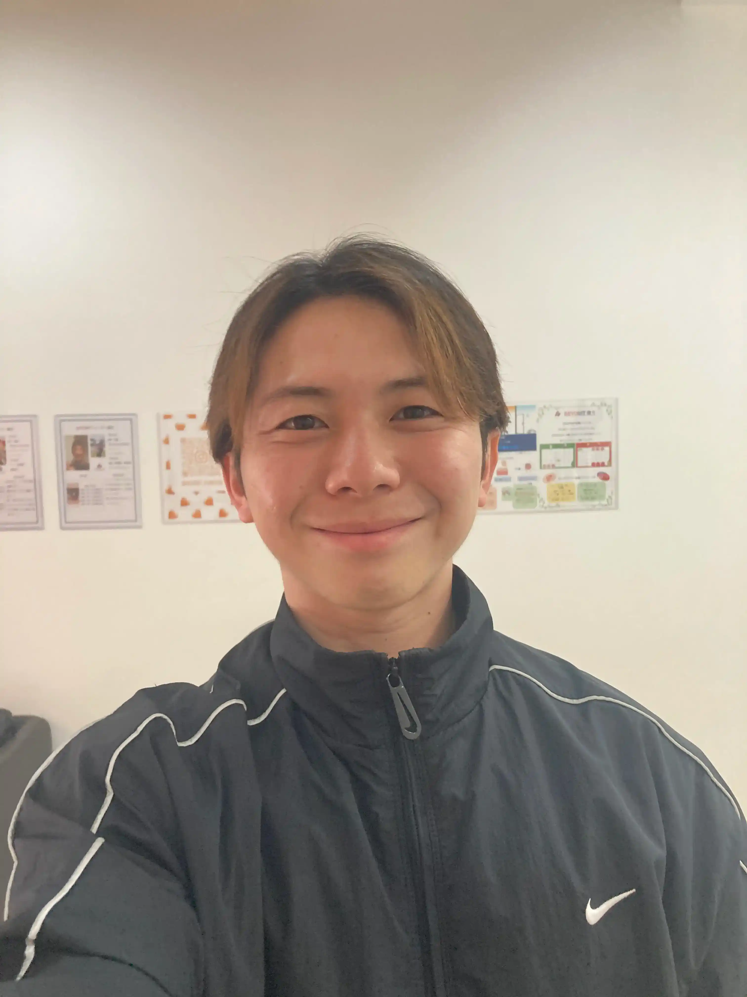 妙典エリアの完全個室パーソナルジム REVOISTを担当するトレーナー、杉山聖樹のプロフィール画像。