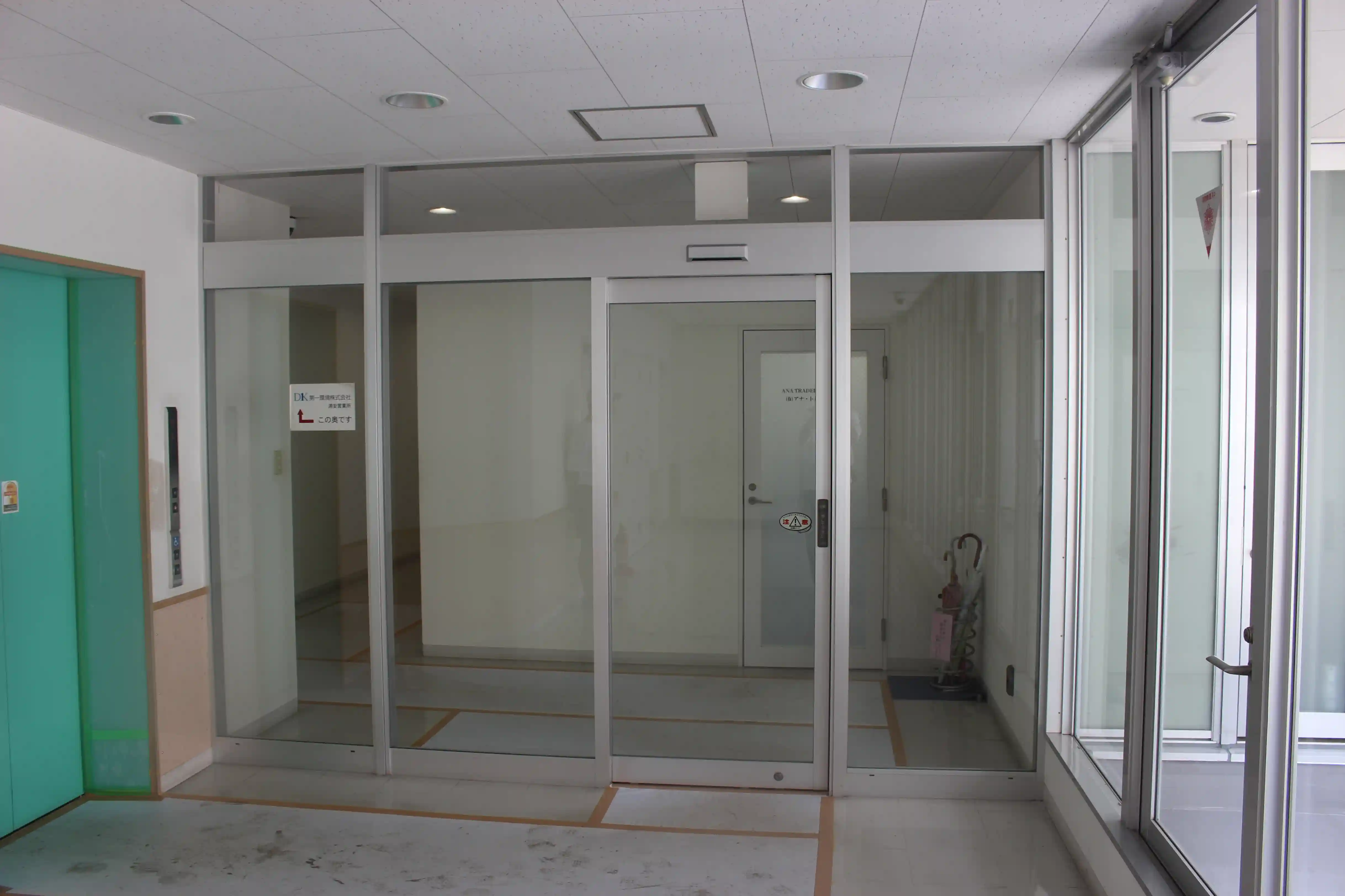 エレベーターを降りて正面にある4階フロアのガラス張り自動扉。