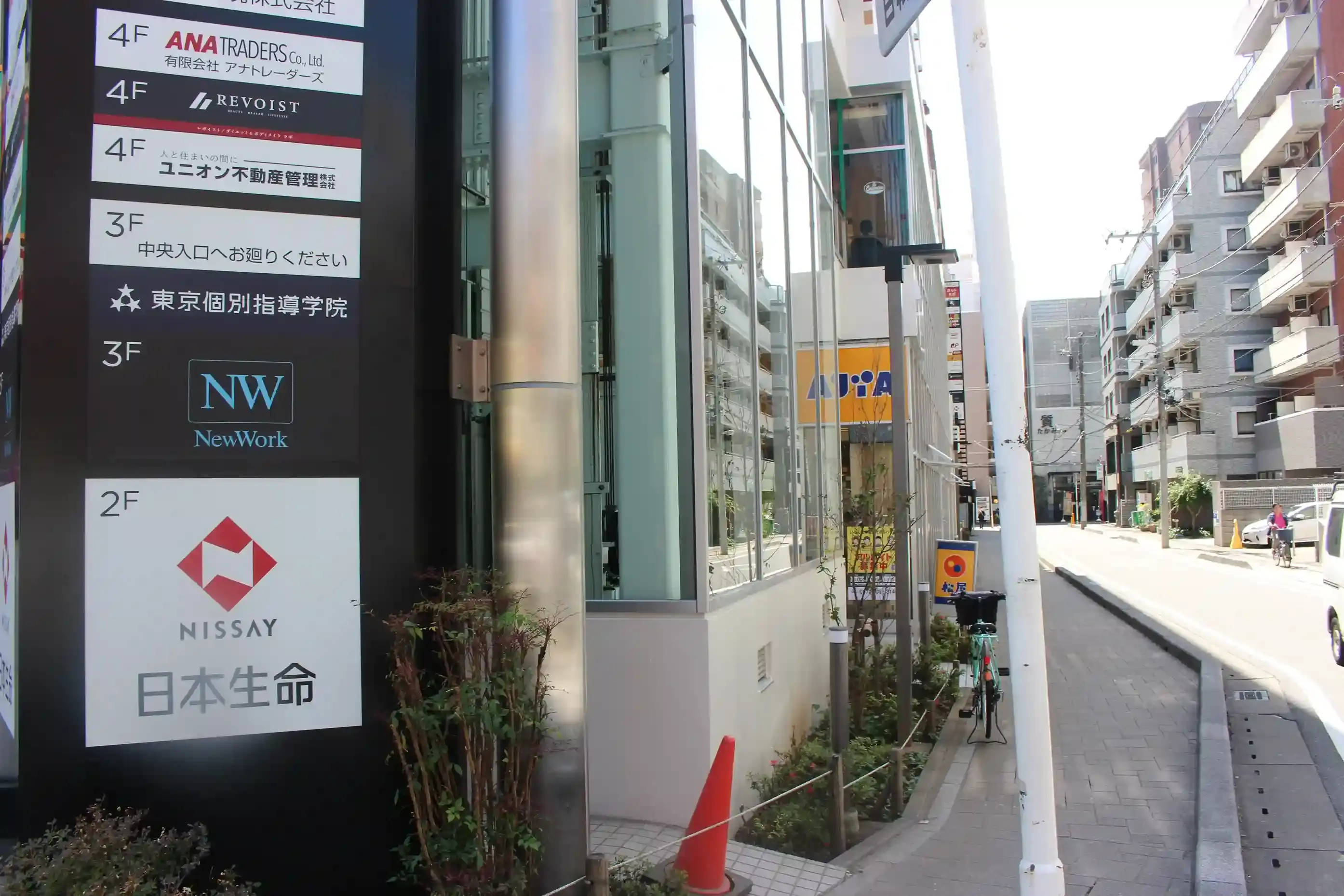 佃基ビルの右側にある日本生命の看板横の脇道。ここから中央入り口へ向かいます。