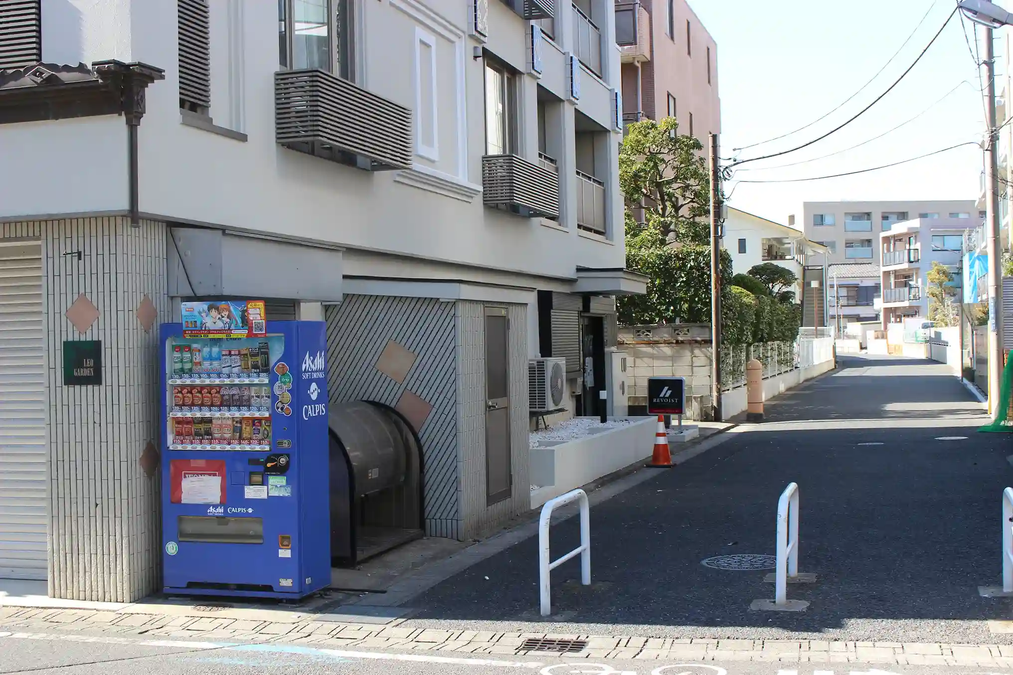 LEO参拾四番館の脇道。青い自動販売機の奥にパーソナルジム REVOIST 浦安北栄店の入り口があります。