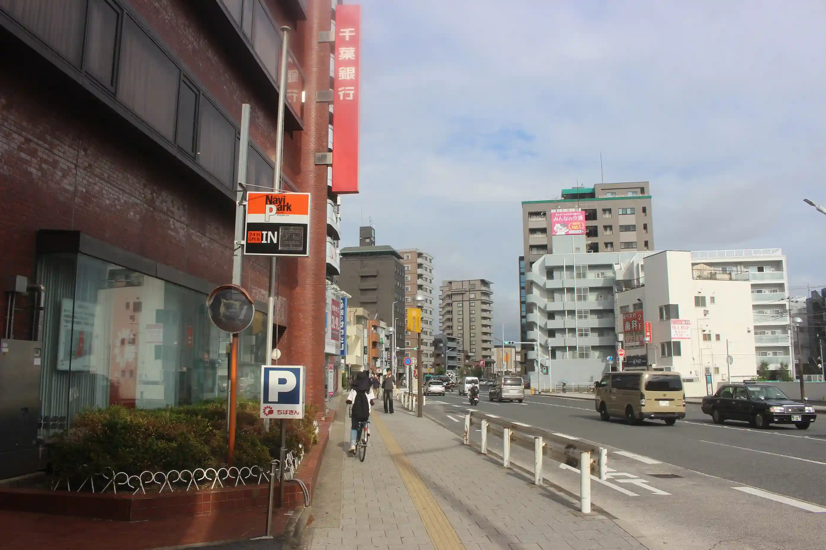 千葉銀行 浦安支店前のやなぎ通り。この道を道なりに直進します。