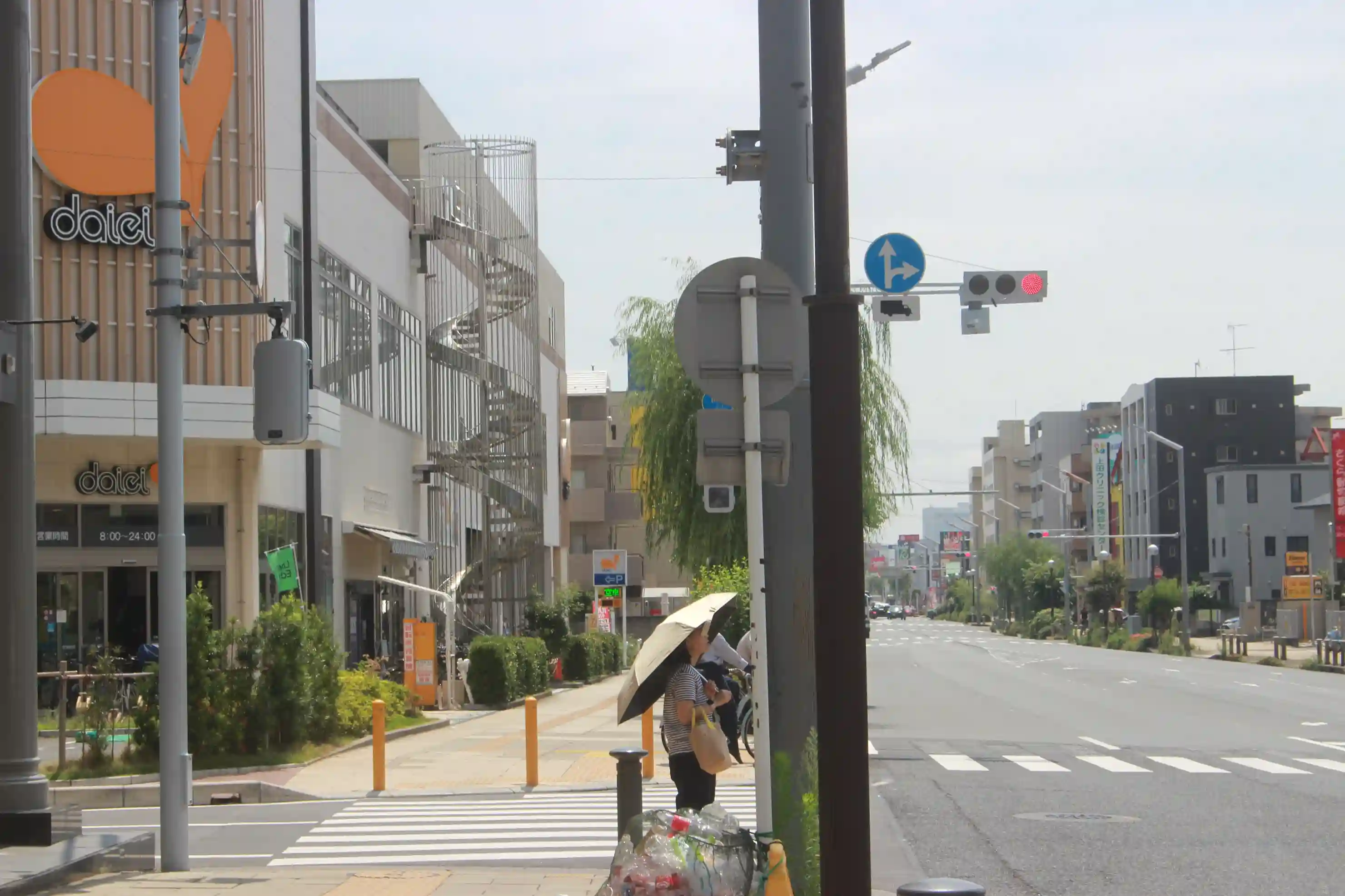 ダイエー 浦安駅前店がある交差点。こちらの信号で右側へやなぎ通りを渡ります。