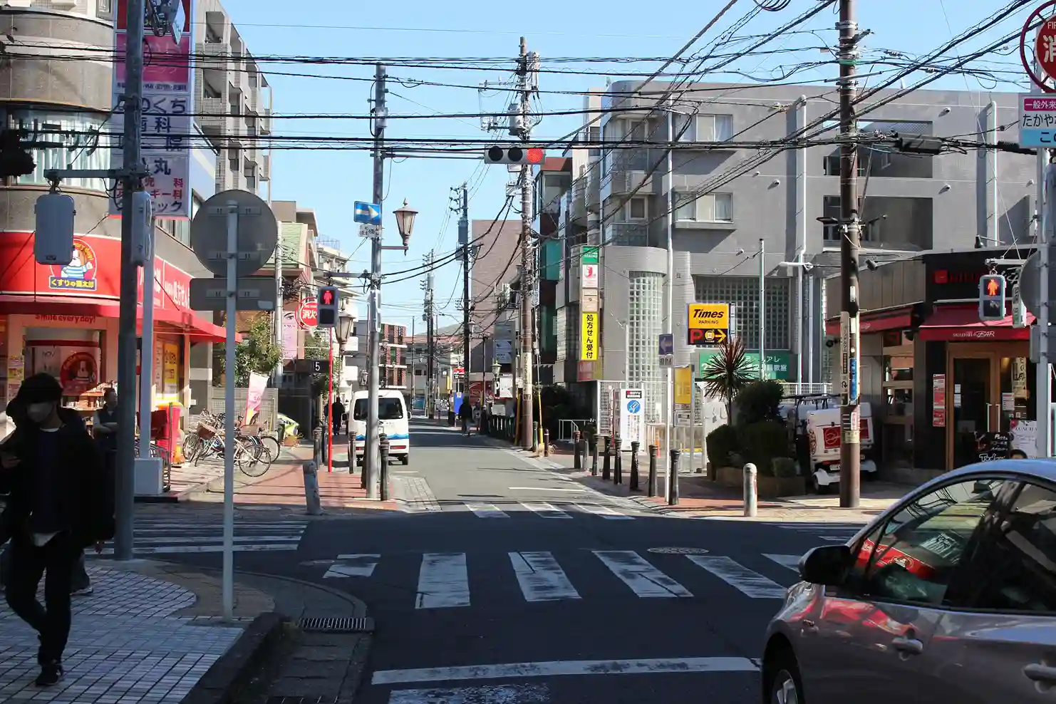 くすりの福太郎とイタリアンレストランの間の道。この道をまっすぐ進むとパーソナルジム REVOIST 浦安ダイエー前店です。