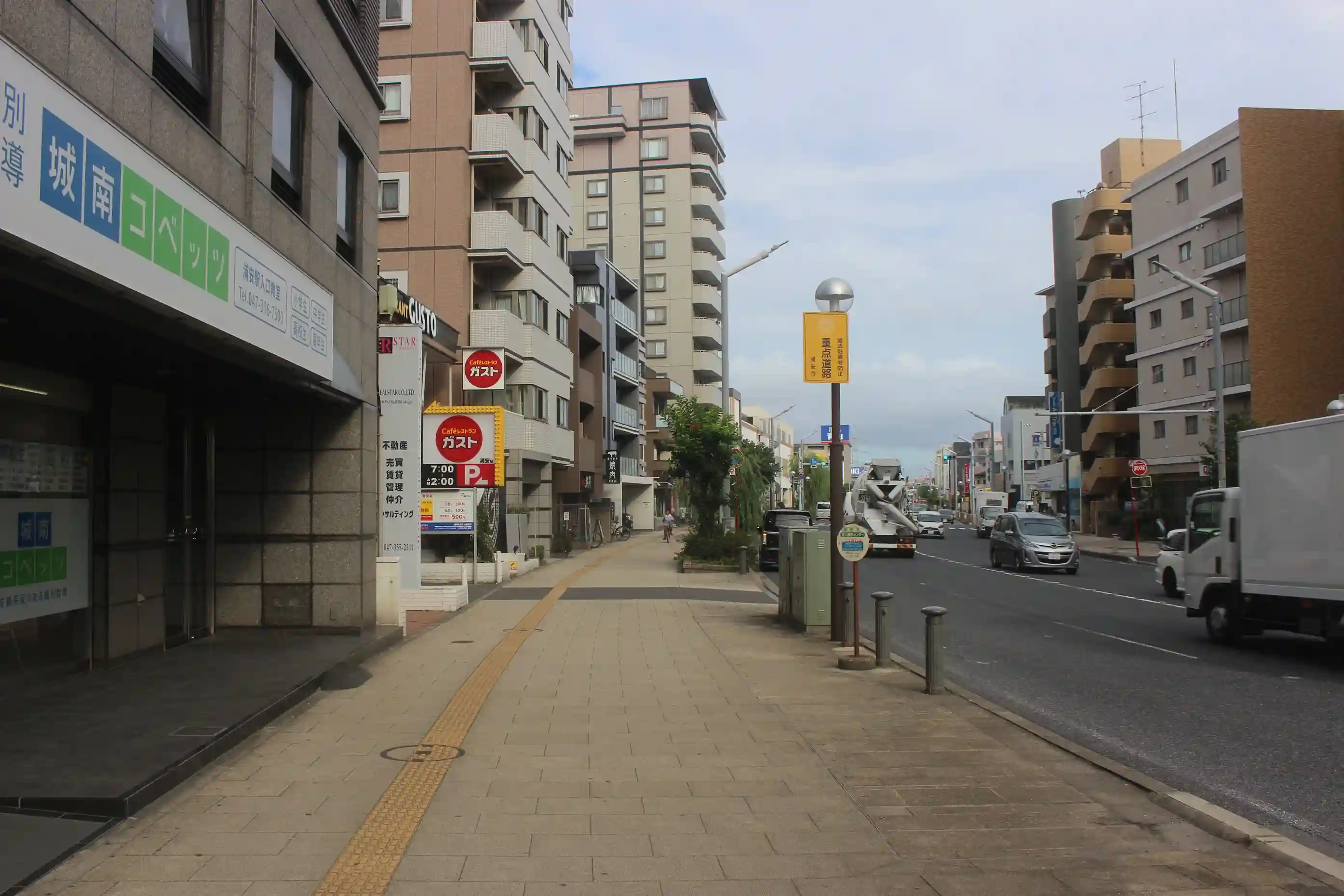 ガスト 浦安店があるやなぎ通り。ここも大通りに沿ってまっすぐ進みます。