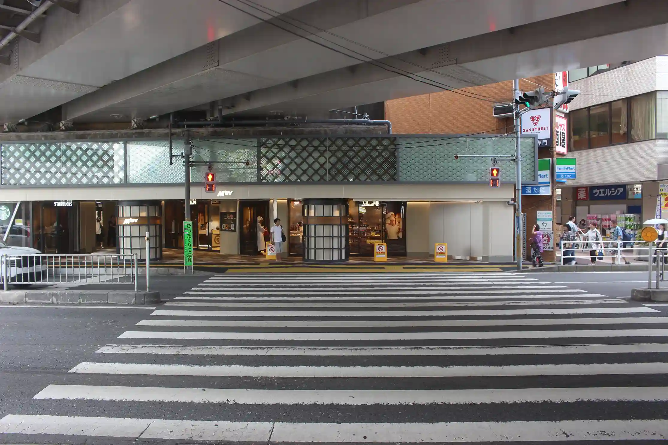 浦安駅北口の高架下にある横断歩道。「M'av浦安」側へ渡ります。