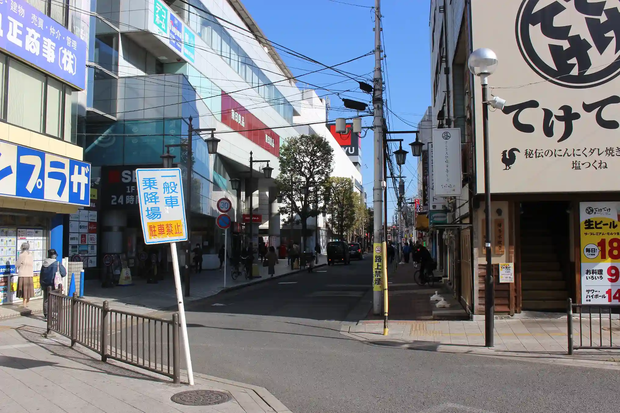 浦安駅南口のロータリーから西友浦安店の前を通る道。パーソナルジム REVOIST 浦安ダイエー前店へ向けて直進します。