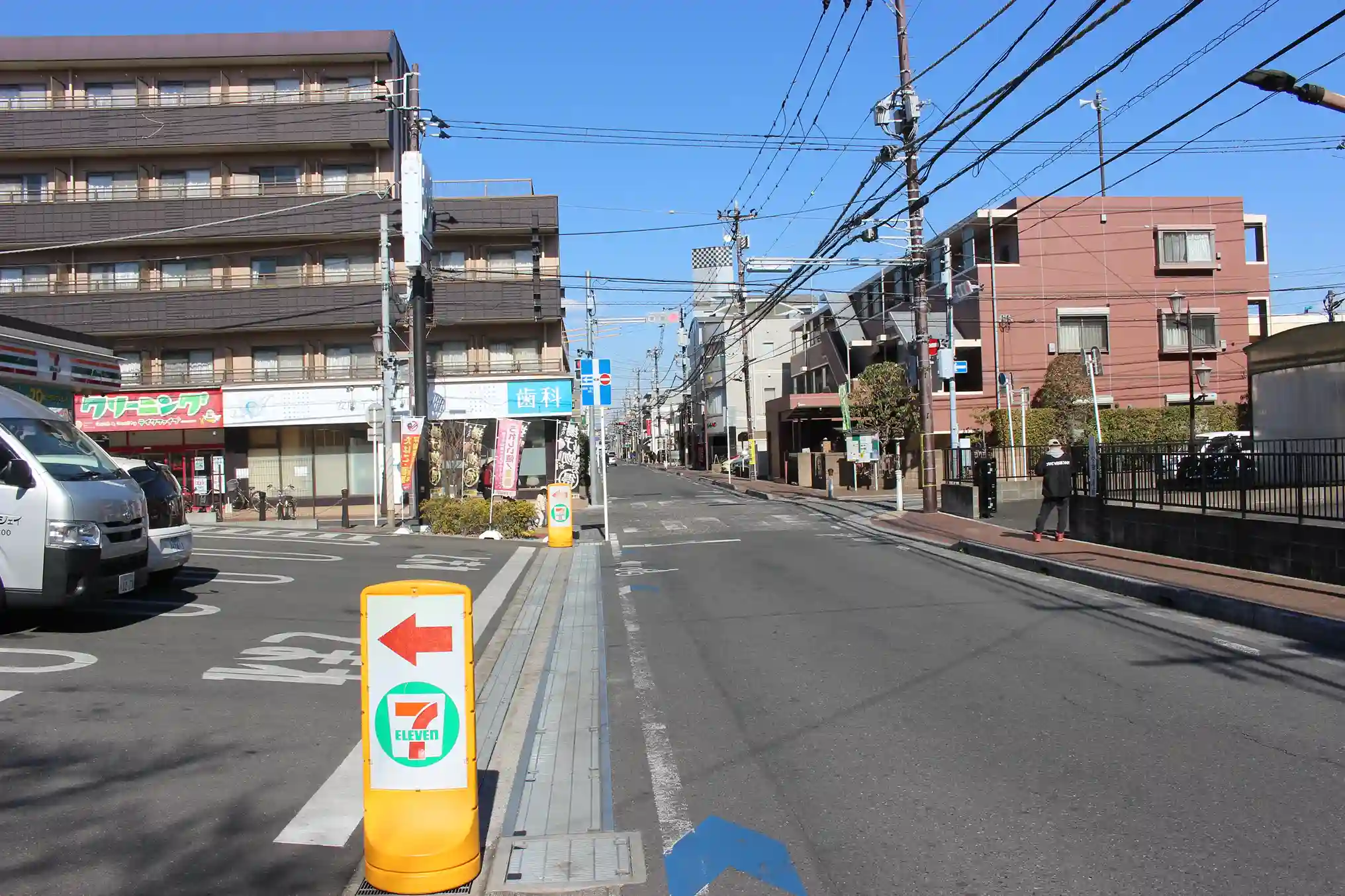 左手にあるセブンイレブンの前を通過し、そのまま直進します。