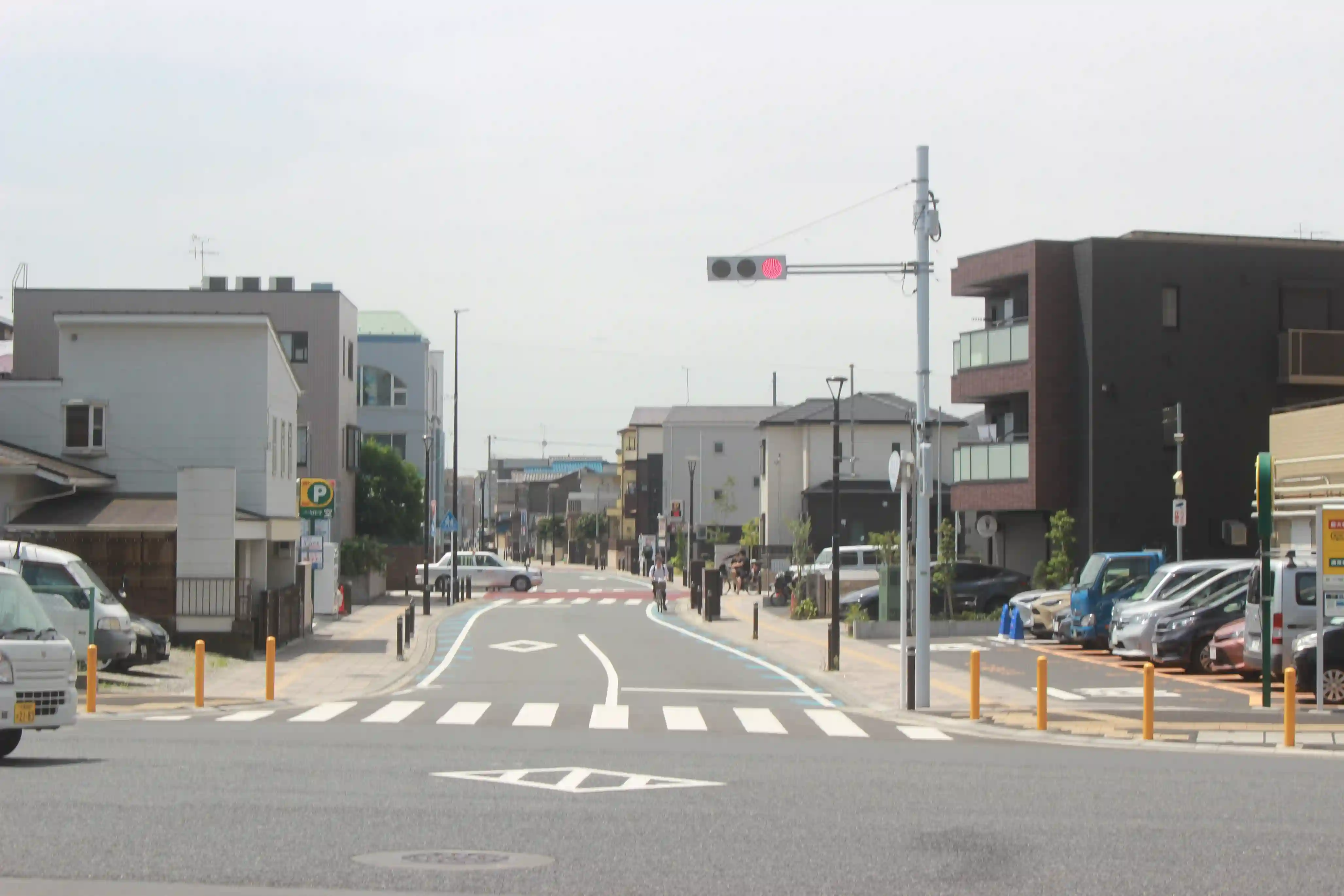 やなぎ通りから新中通りへ繋がる直線道路。ここから新中通りを道なりに進みます。