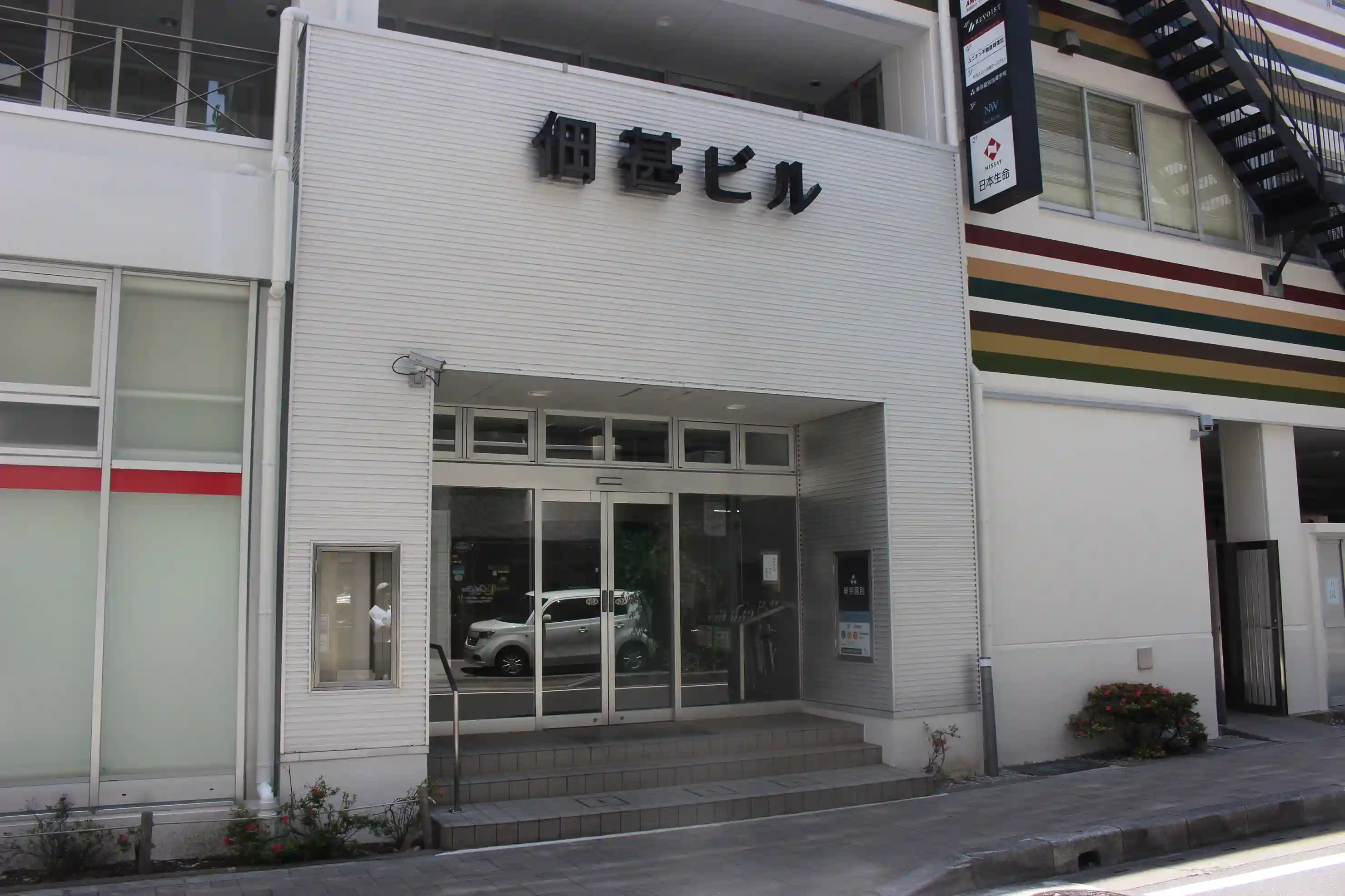 REVOIST浦安駅前店が入る佃基ビルの中央入り口。こちらから館内へお入りください。