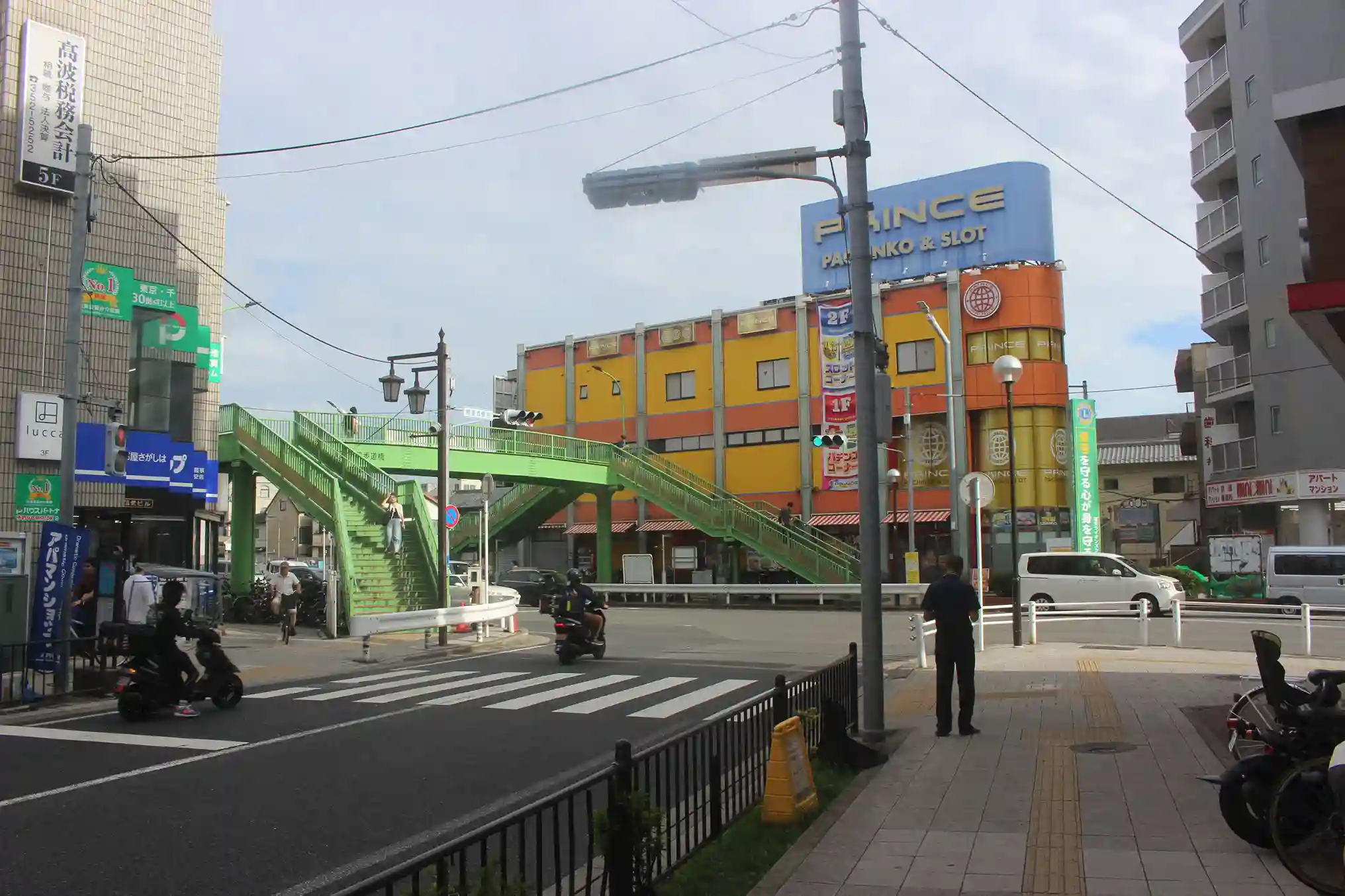 やなぎ通りにある緑色の歩道橋の交差点。ここを左へ曲がります。