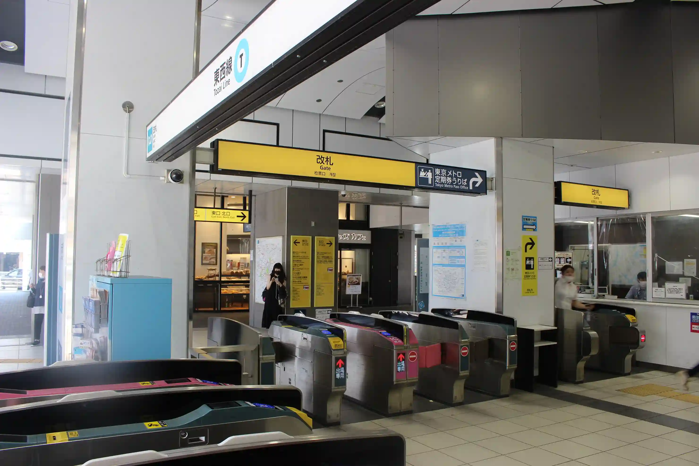 東京メトロ東西線「浦安駅」の改札風景。パーソナルジムREVOIST浦安駅前店へは北口へお進みください。