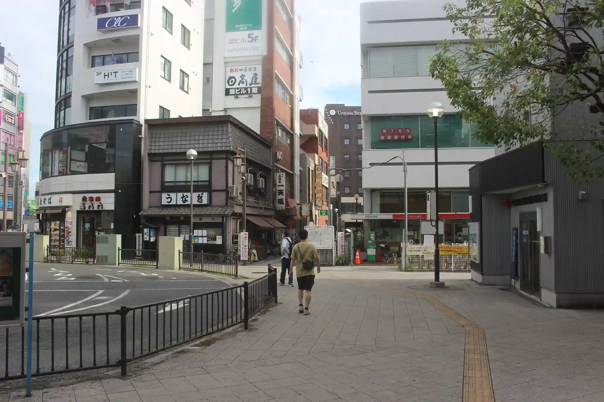 浦安駅前のロータリー風景。完全個室パーソナルジム REVOIST 浦安堀江店へ向かうため、やなぎ通り方面へ進みます。
