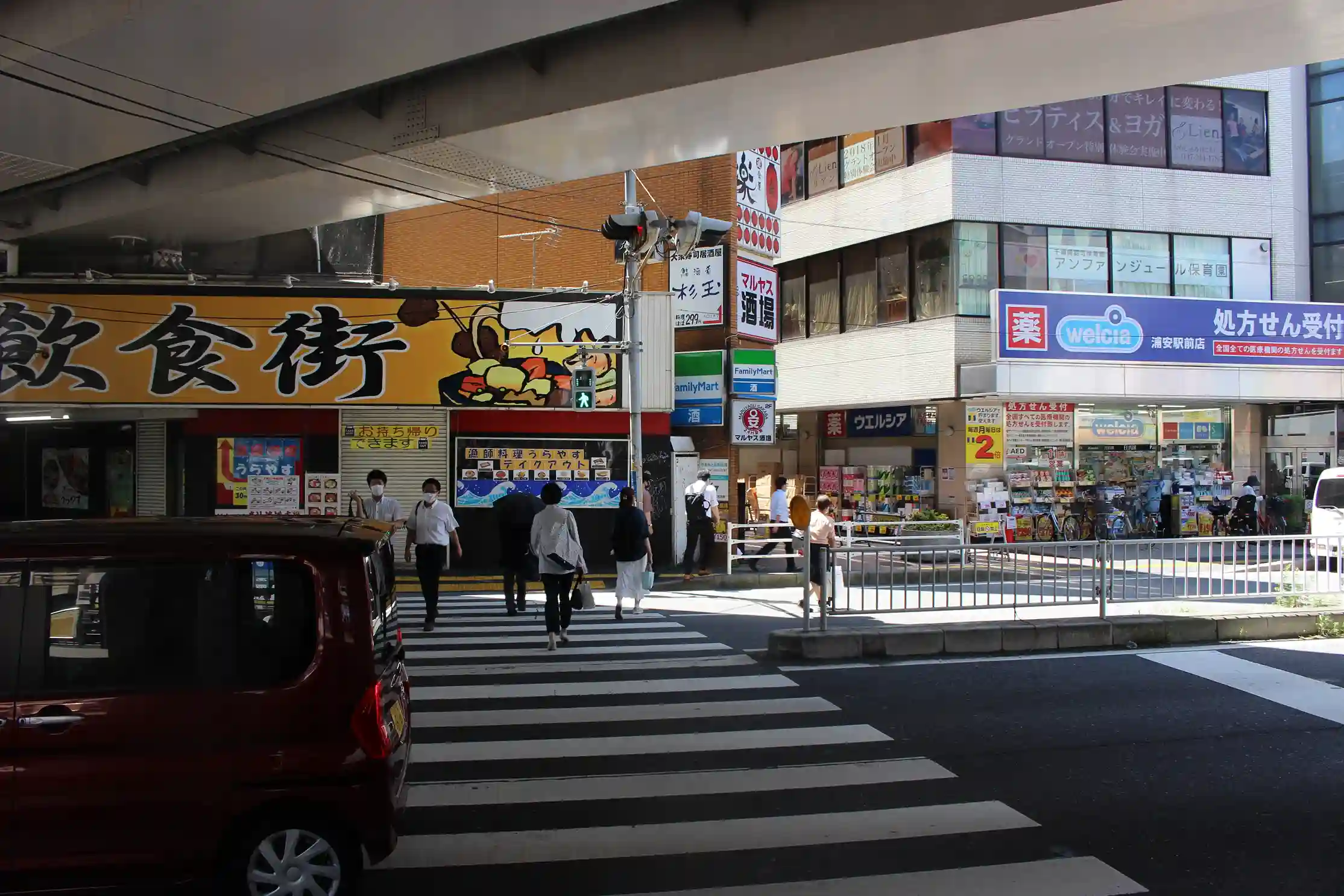 浦安駅北口の高架下にある横断歩道。ウエルシア浦安駅前店側へ渡ります。