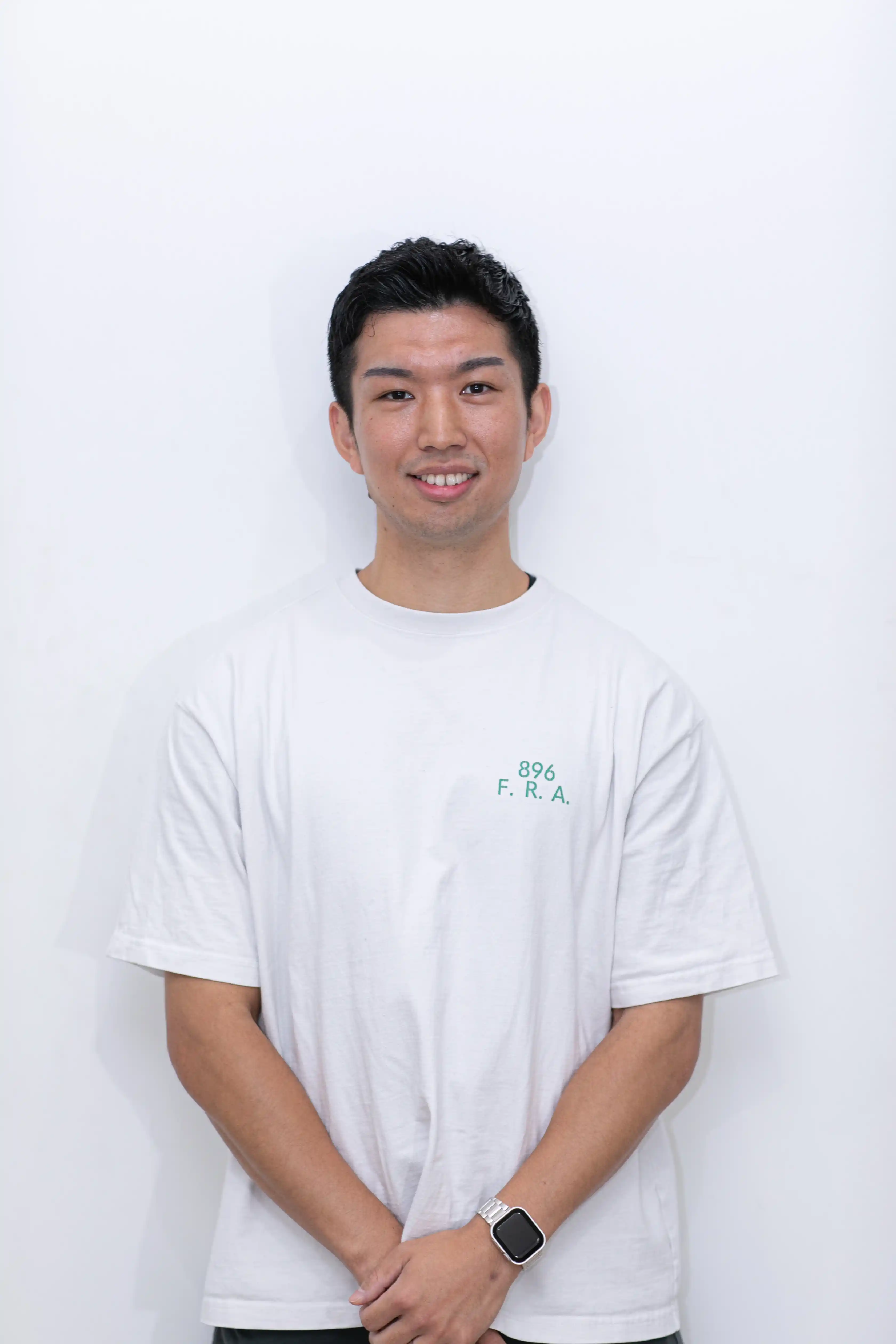 浦安エリアの完全個室パーソナルジム REVOISTを担当するトレーナー、小西晟智のプロフィール画像。