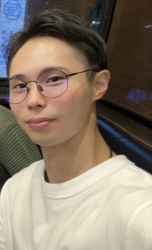 浦安エリアの完全個室パーソナルジム REVOISTを担当するトレーナー、島津夢真のプロフィール画像。