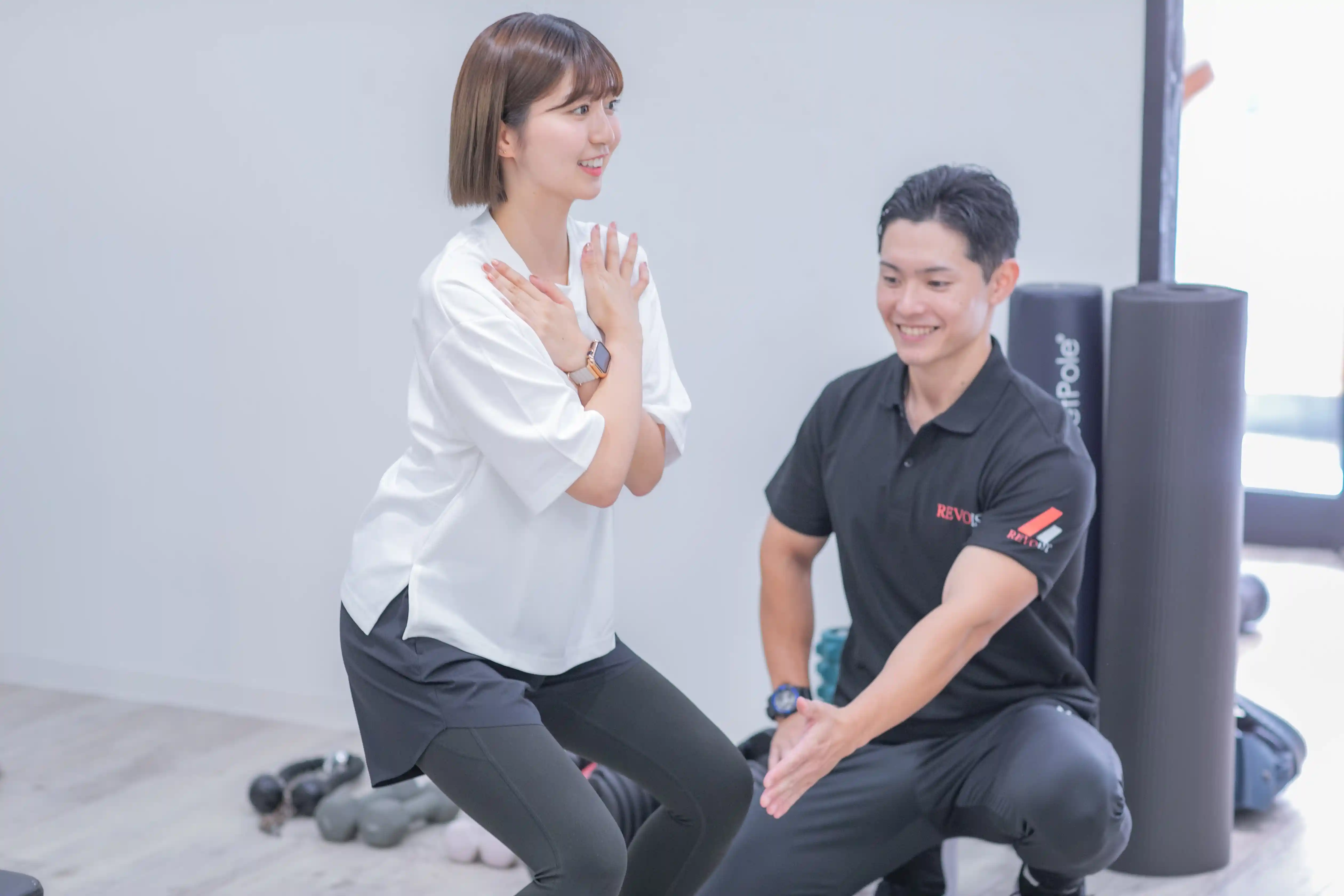 浦安のパーソナルジム「REVOIST」の体験レッスンでの動作チェック。まずはご自身の体重を使った基本的な動きを通じて、現在の身体の動かし方やクセをトレーナーが丁寧に確認します。