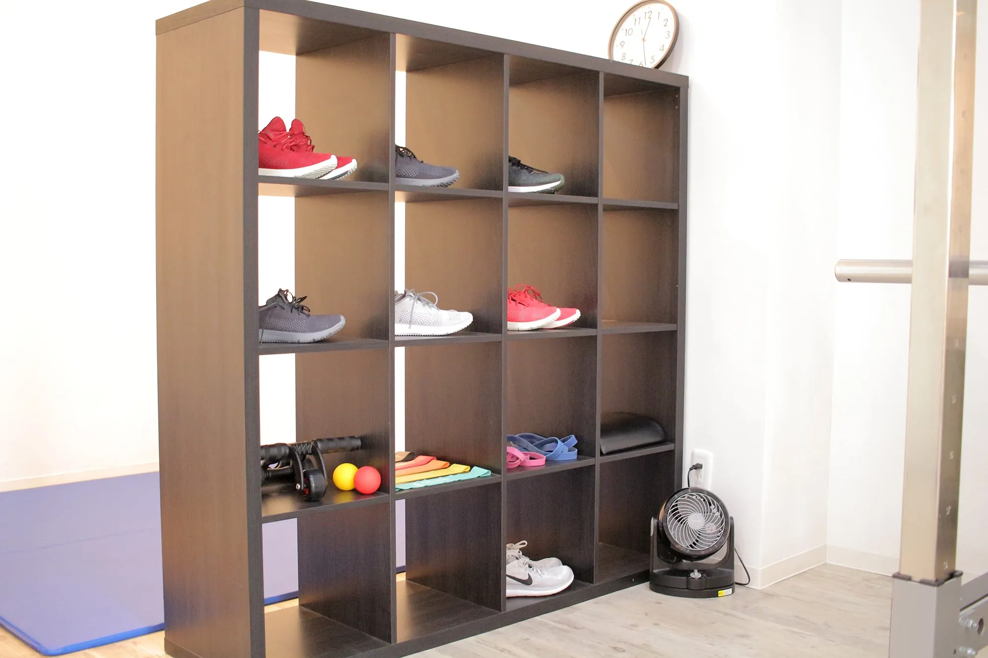 浦安のパーソナルジム「REVOIST」の無料レンタルシューズ（23cm〜28cmをご用意）。お仕事帰りやお出かけ前にも、手ぶらで身軽に通うことができます。