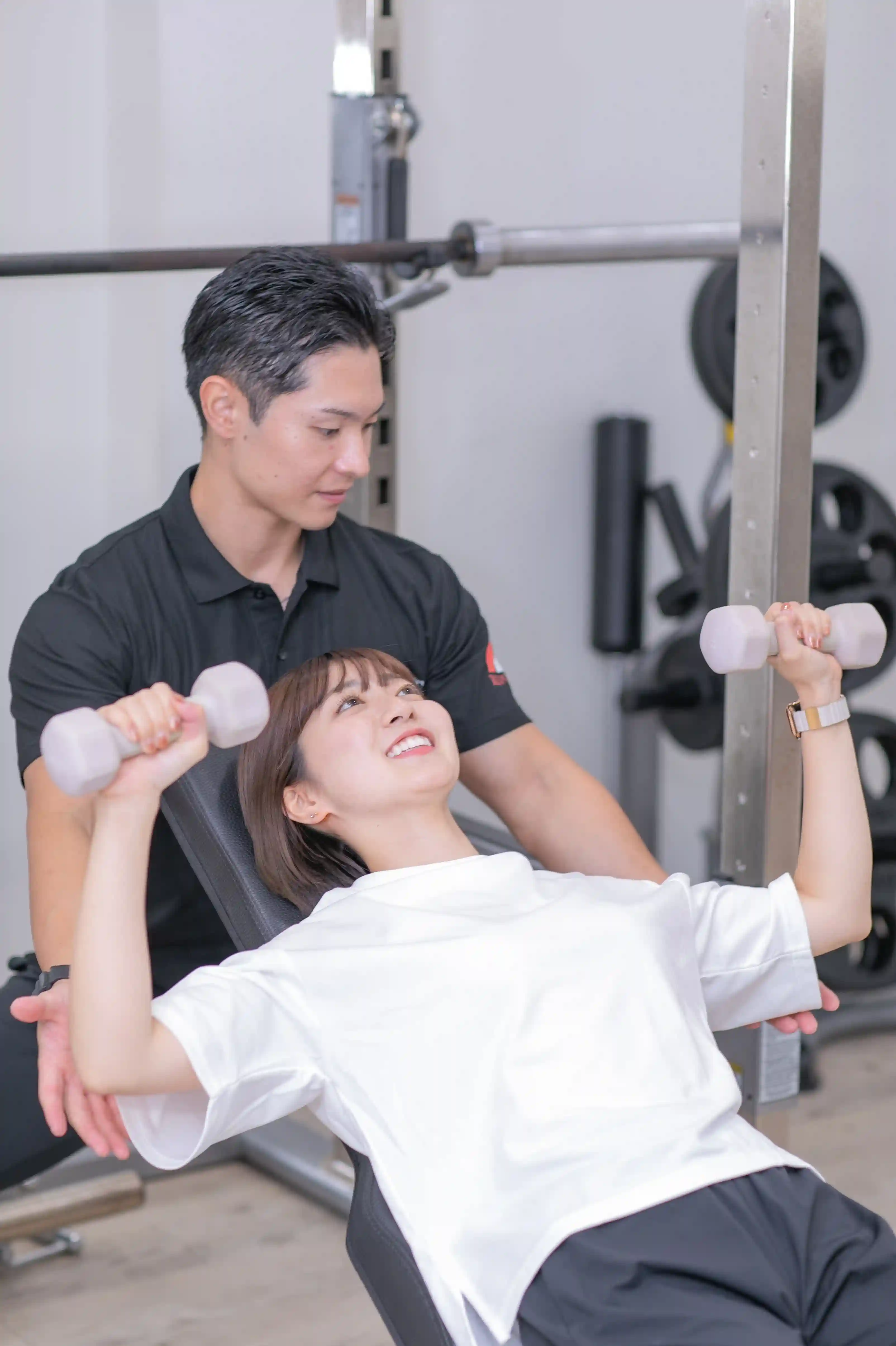 浦安のパーソナルジム「REVOIST」で、ダイエットや引き締めなどお客様の目的に合わせたパーソナルトレーニングを体感。笑顔で楽しく、しっかりと部位に効かせる指導を行います。