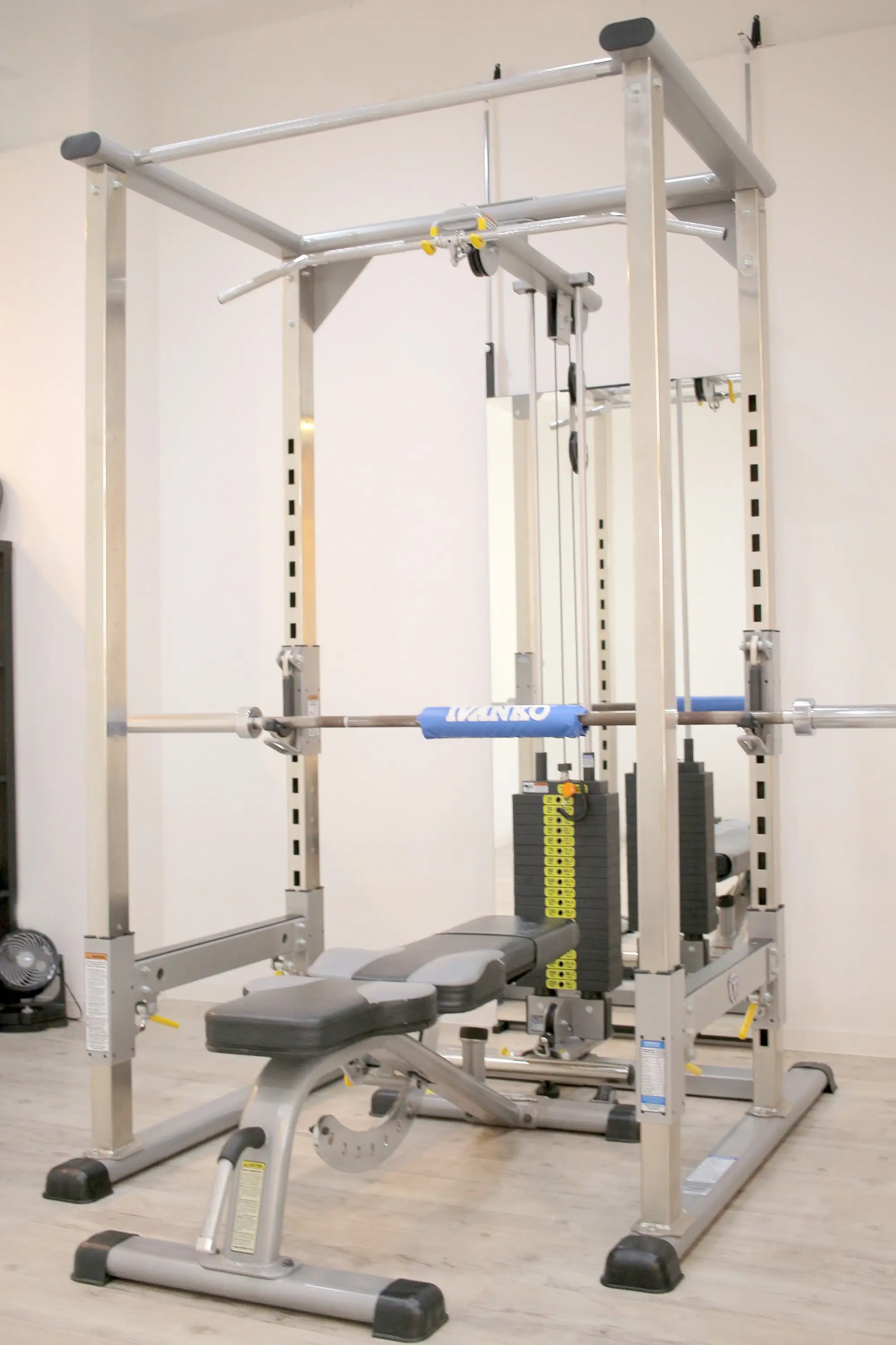 浦安のパーソナルジム「REVOIST」に完備されたパワーラック。初心者から上級者まで、本格的なフリーウェイトトレーニングが安全に行える環境です。