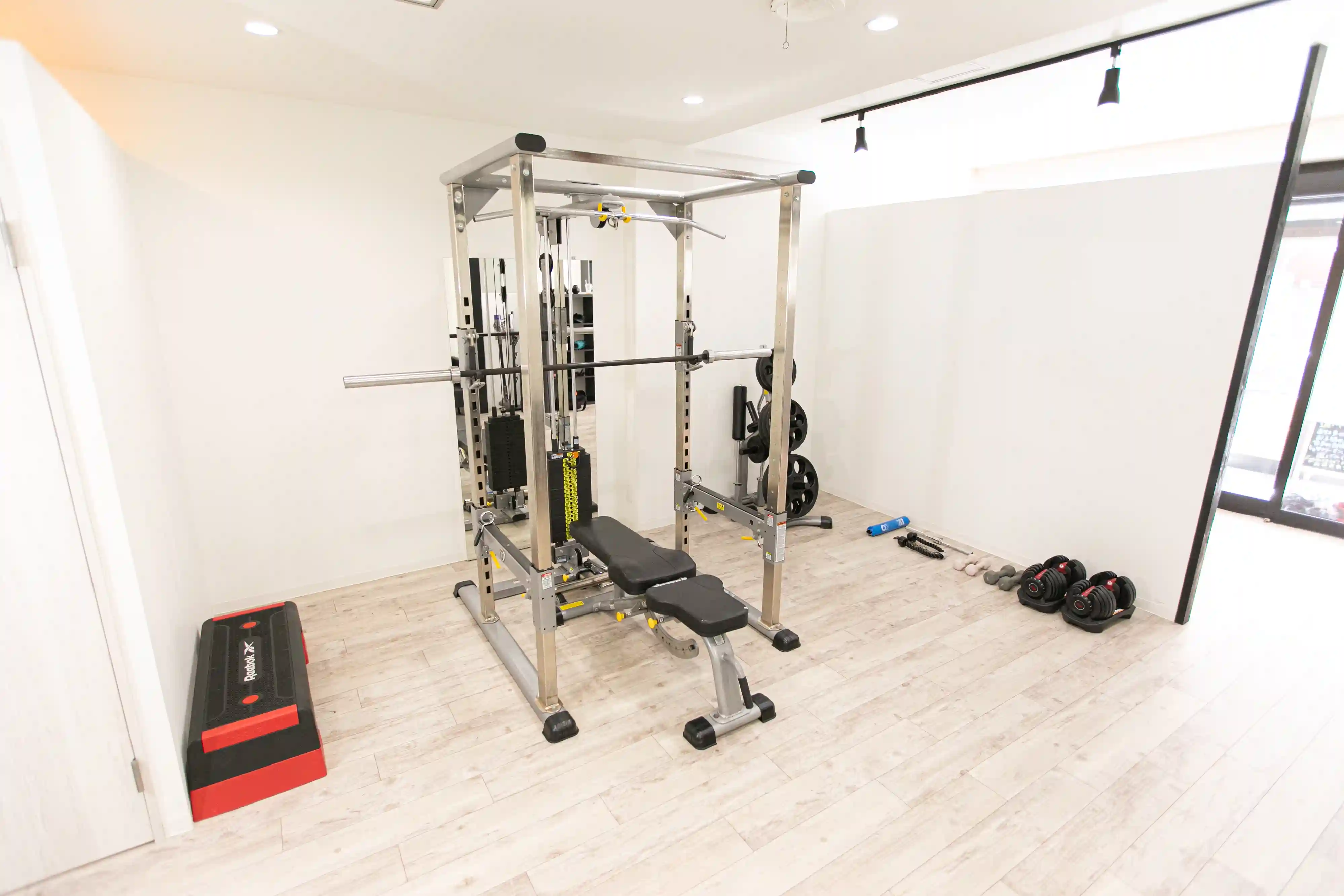 浦安のパーソナルジム「REVOIST」の完全個室トレーニングルーム。他人の視線を気にせず集中できる、清潔で充実した設備のプライベート空間です。