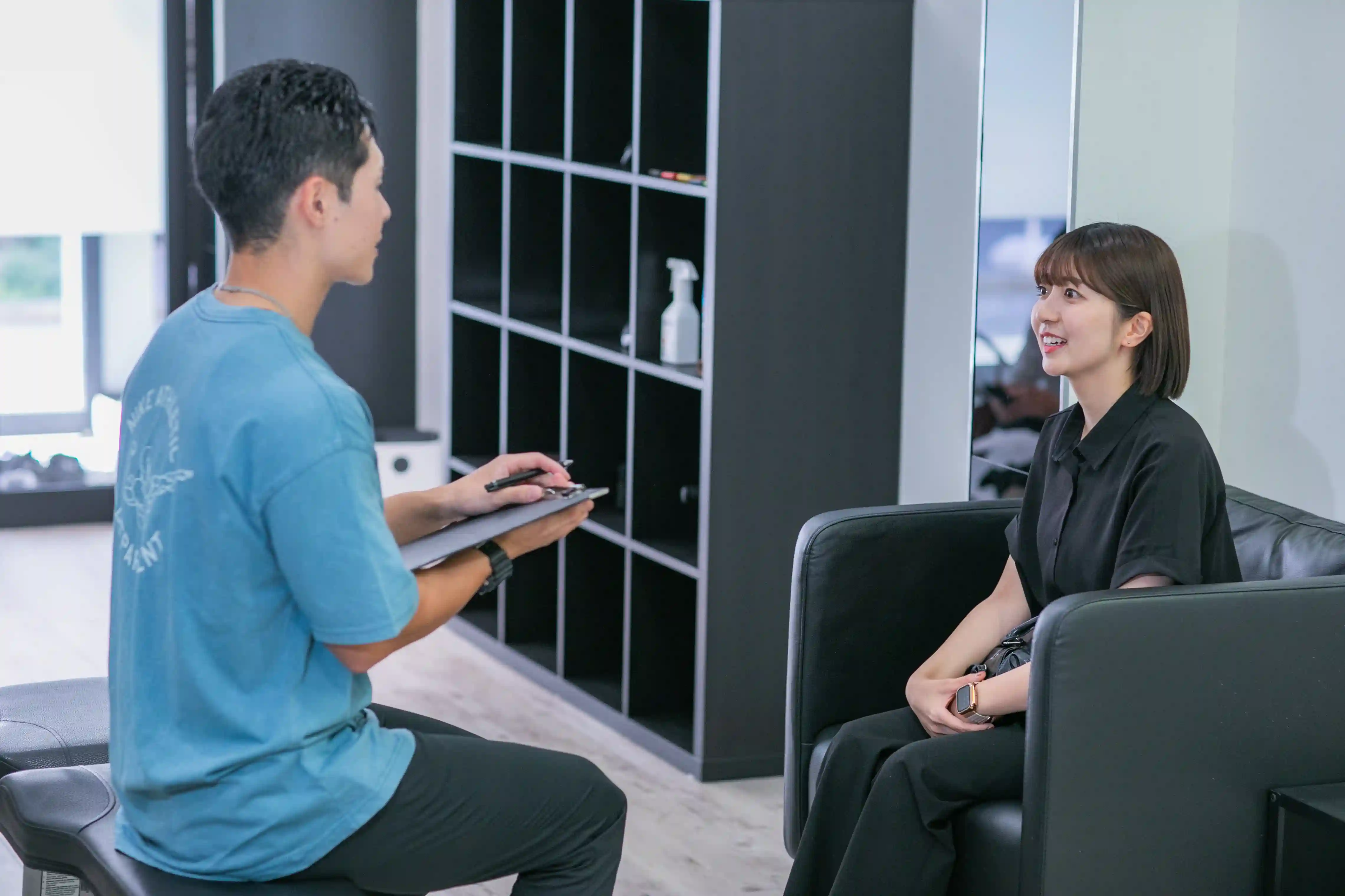 浦安のパーソナルジム「REVOIST」で、トレーナーがお客様に週1回の推奨プランや誠実な価格設定（1回50分4,980円）をご説明するカウンセリングの様子