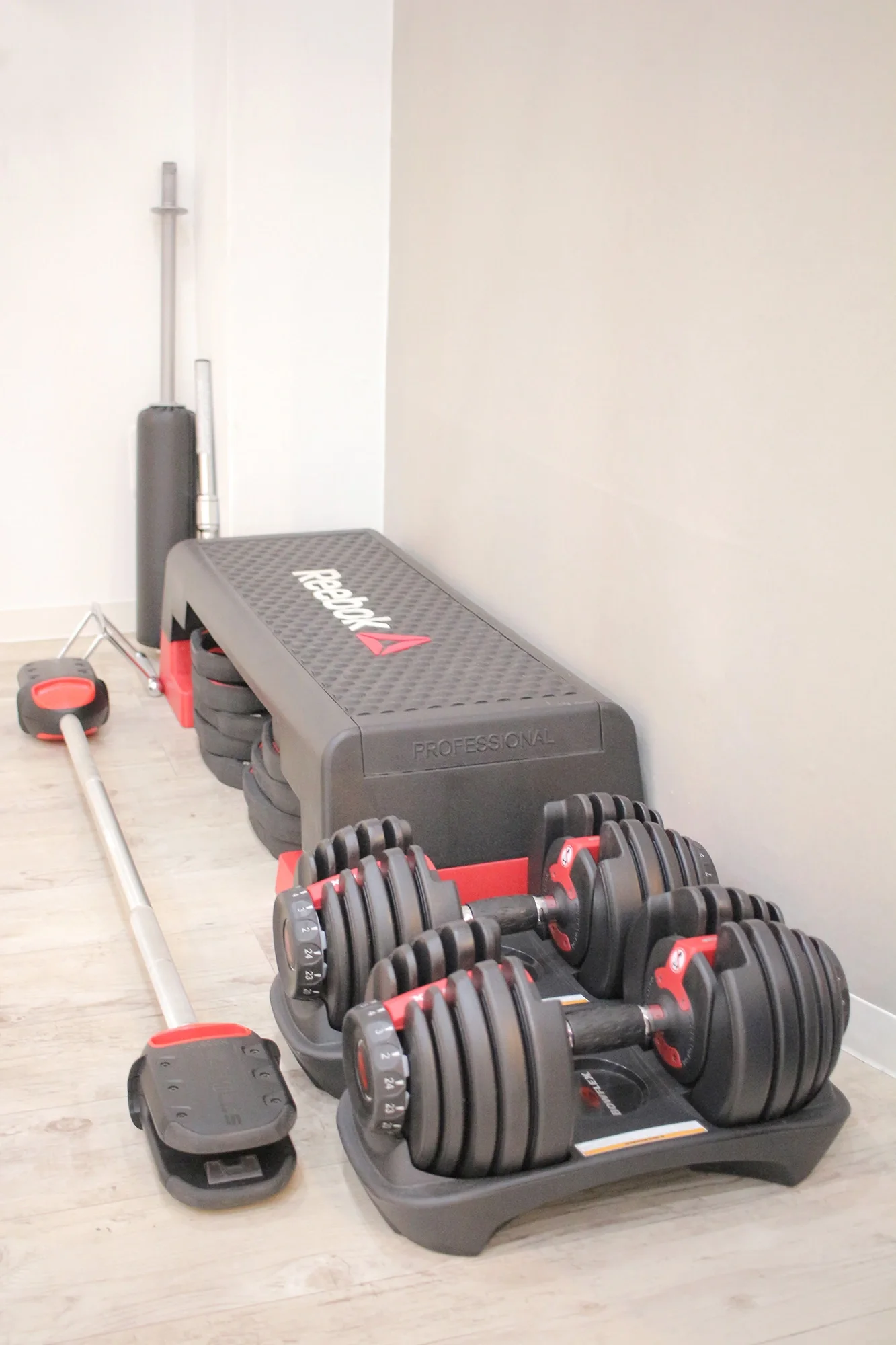 浦安のパーソナルジム「REVOIST」の充実したトレーニング設備。可変式ダンベルやベンチを使用し、お客様のレベルに合わせて安全かつ効果的に身体を鍛えます。