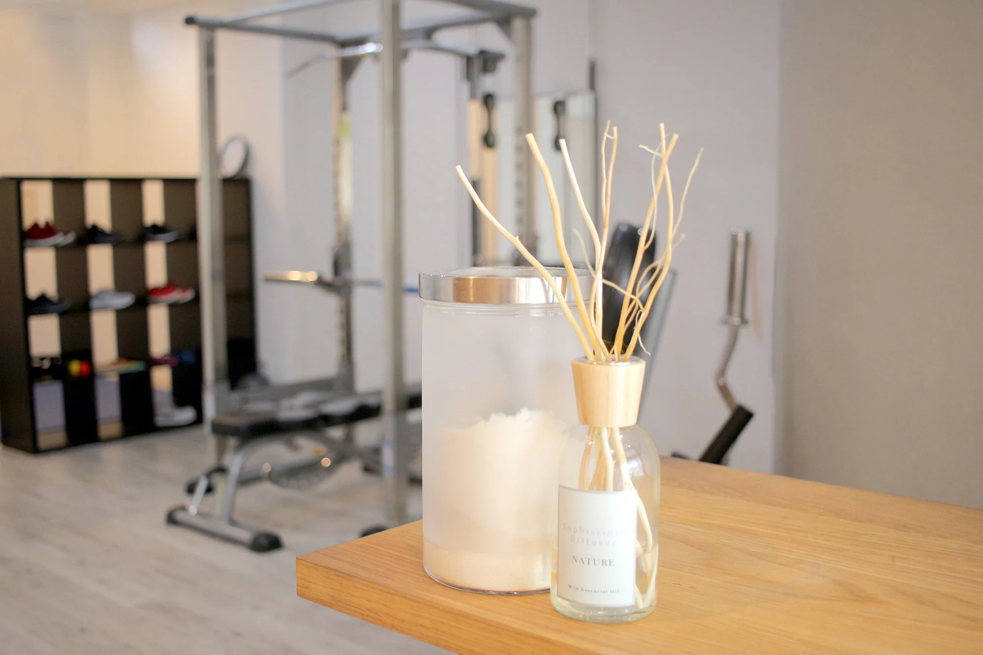 浦安のパーソナルジム「REVOIST」のトレーニング空間。美容室のようにおしゃれで清潔感のある完全個室で、運動初心者の方も安心して通えます。