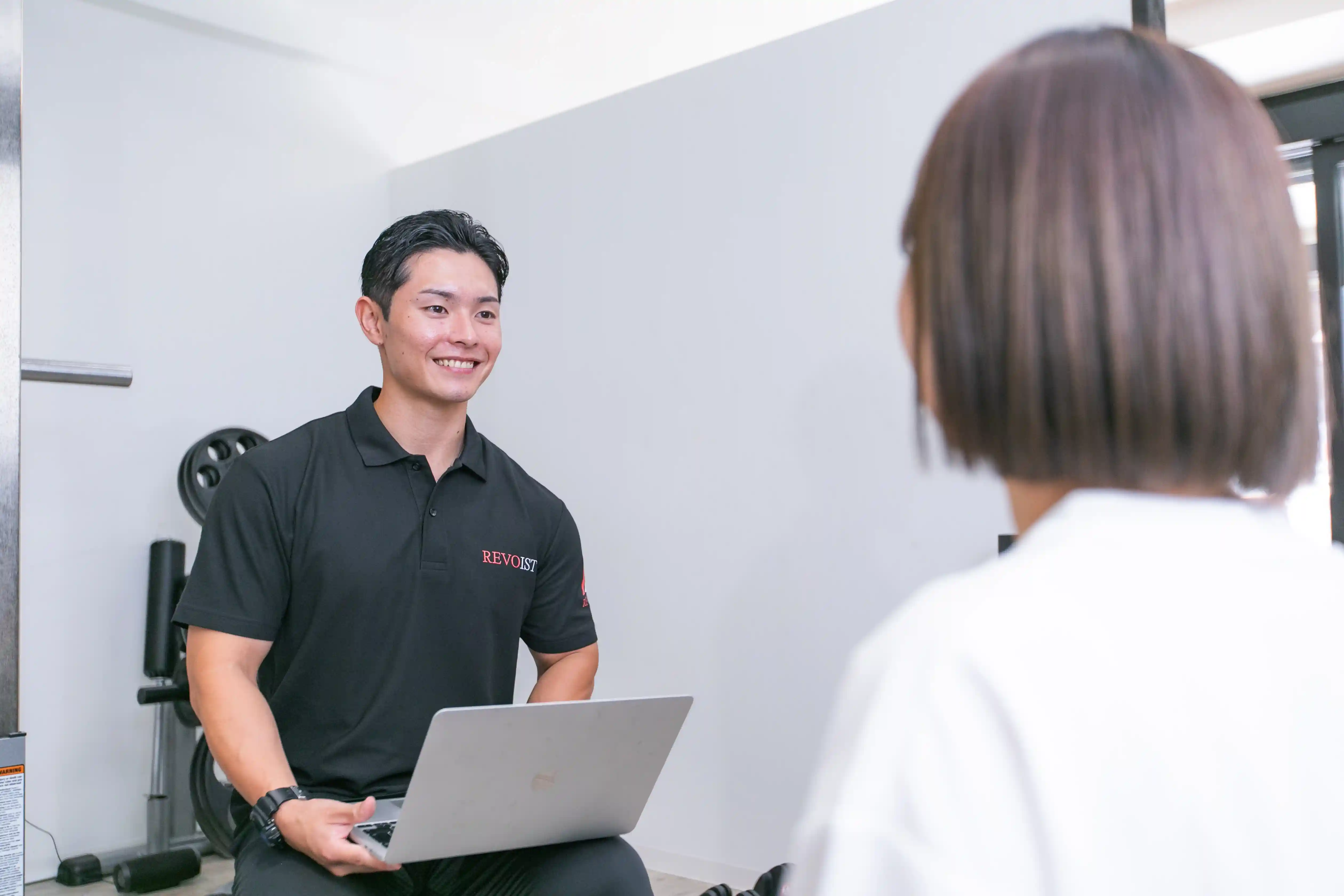 浦安のパーソナルジム「REVOIST」で、お客様の背景やライフスタイルに深く寄り添って対話するトレーナー。一人ひとりに合わせた最適な進め方を一緒に見つけていきます。