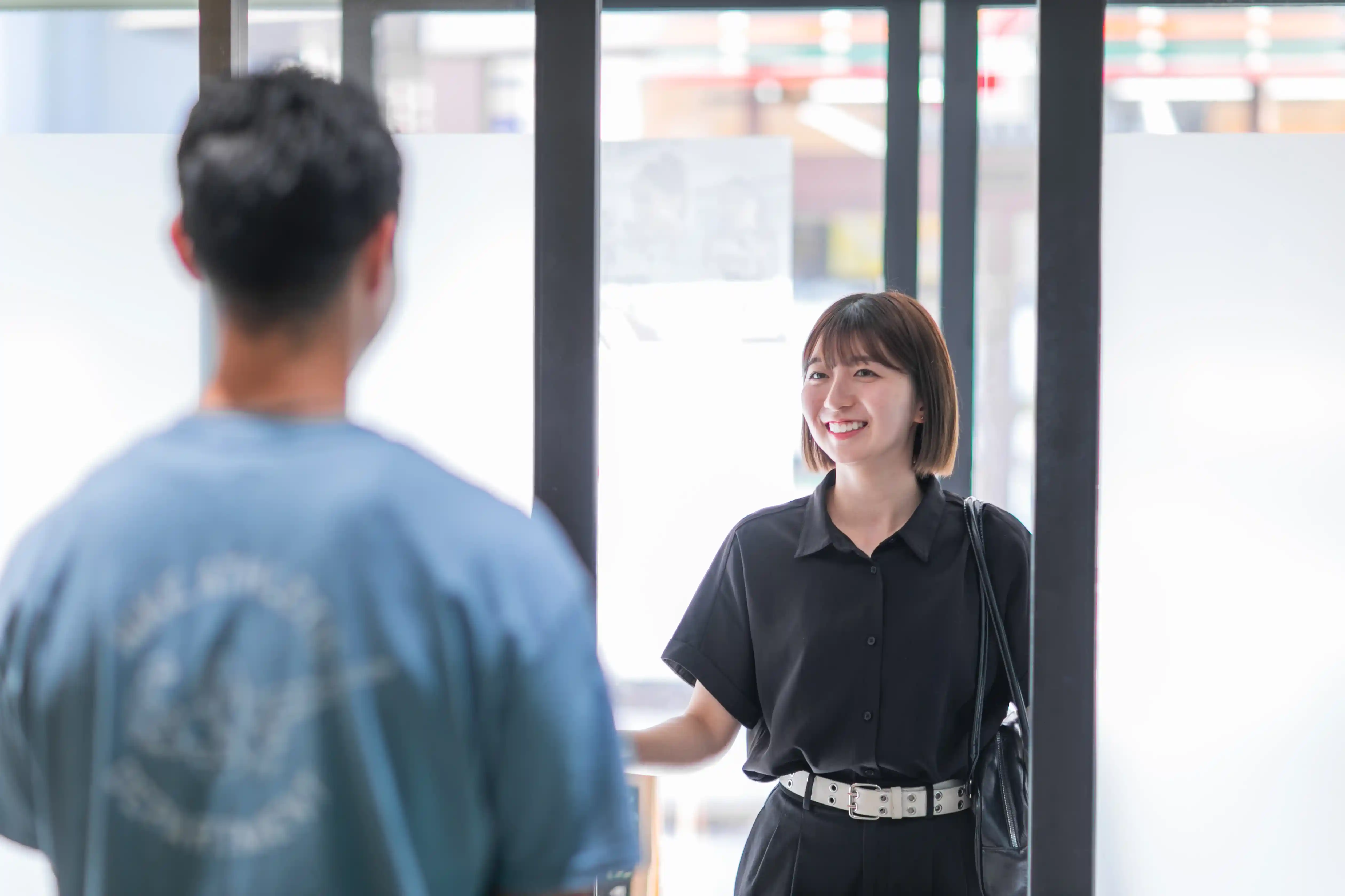 浦安のパーソナルジム「REVOIST」へ週に一度のレッスンに来館し、笑顔でトレーナーと挨拶する女性。運動初心者でも無理なく継続でき、運動を習慣化できる環境が整っています。