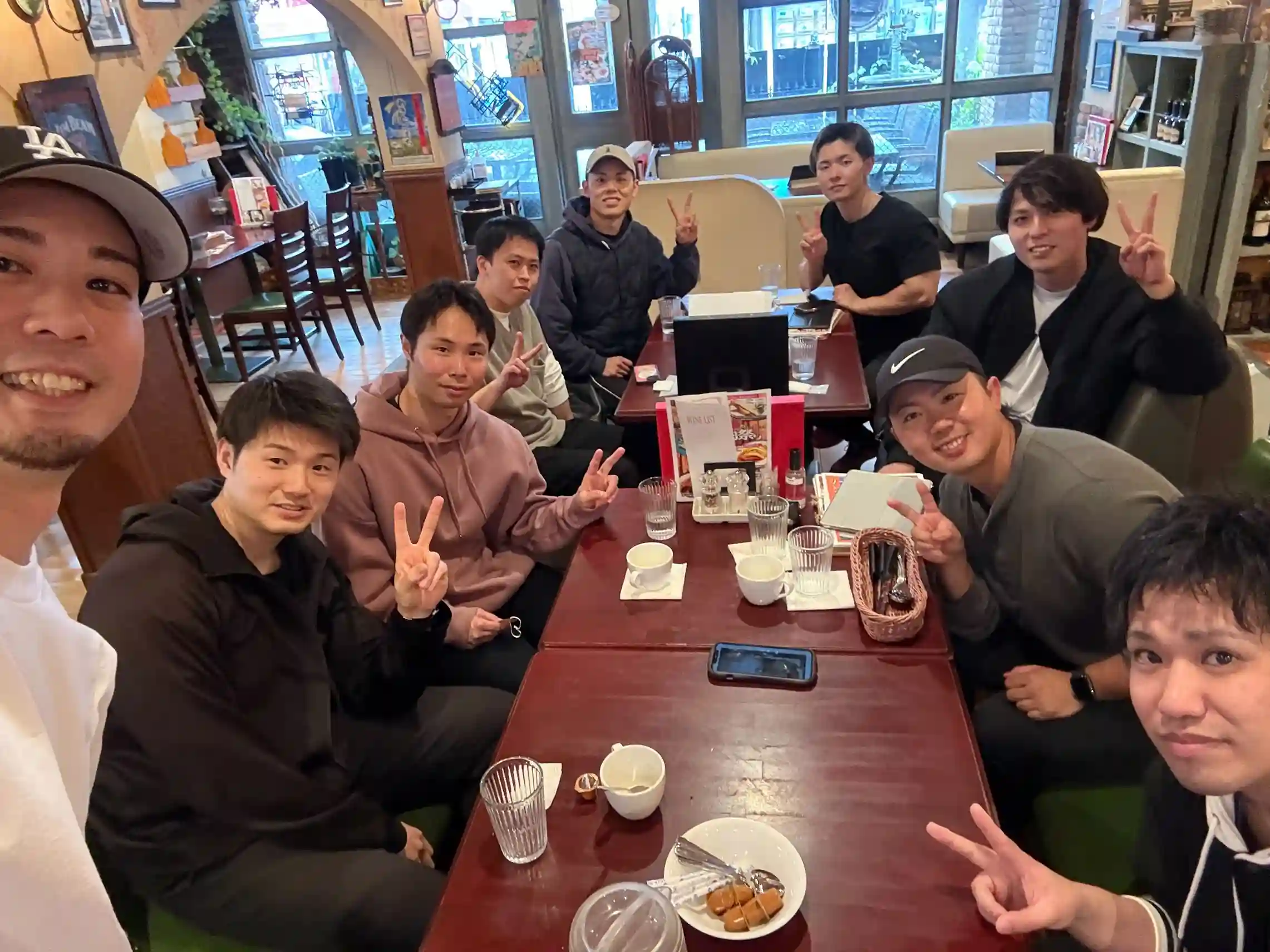 カフェでリラックスして笑顔を見せるREVOISTのメンバーたち