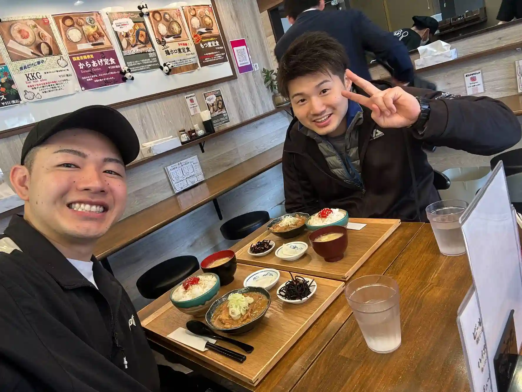 休日や業務外でも仲が良いREVOISTメンバーのご飯